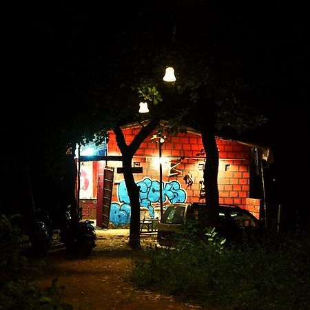 Bricks And Bamboo Hostel Anjuna Extérieur photo