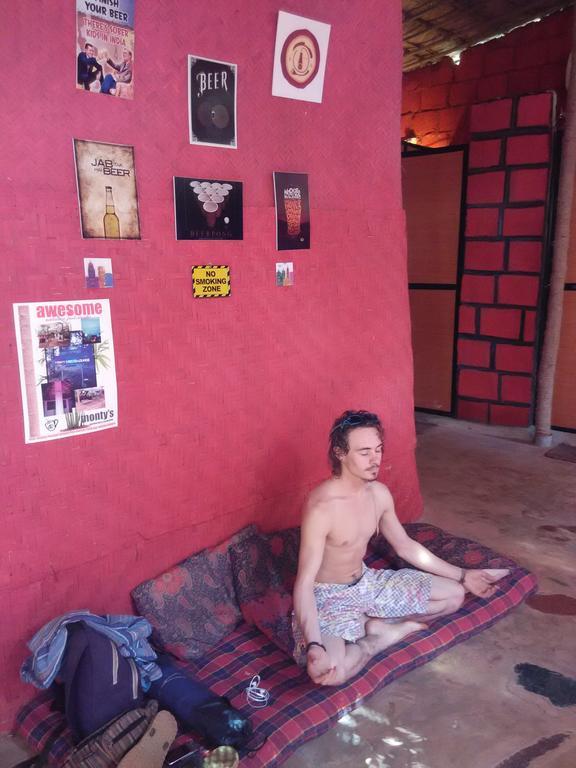 Bricks And Bamboo Hostel Anjuna Extérieur photo