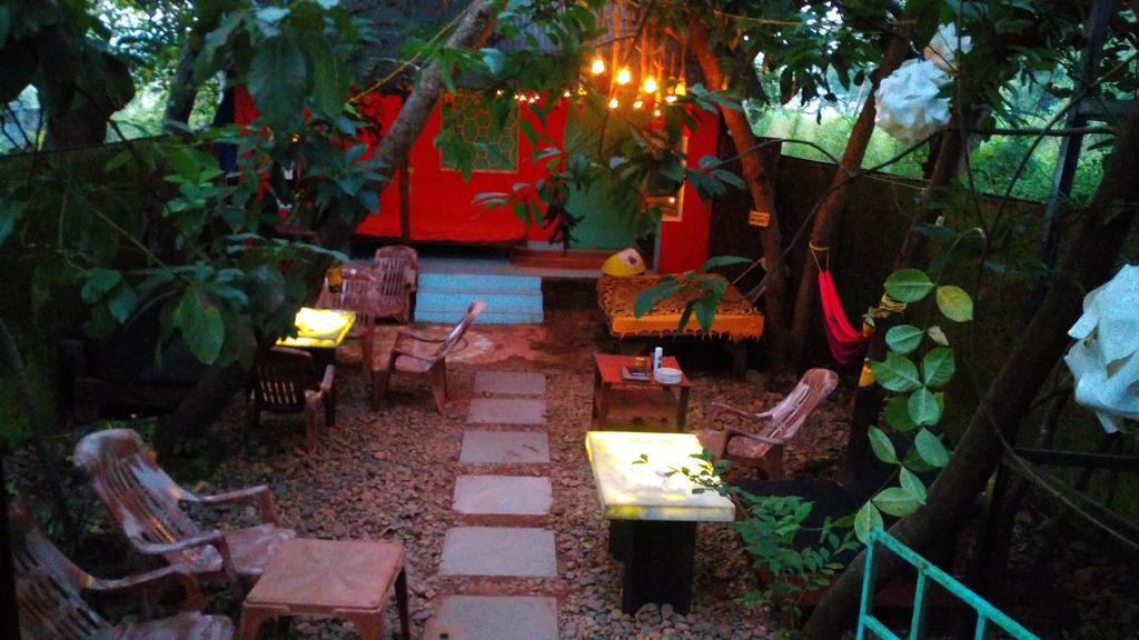 Bricks And Bamboo Hostel Anjuna Extérieur photo